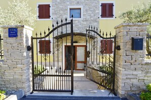 تفاصيل الفندق من الخارج