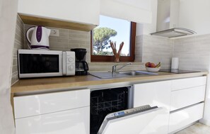 ثلاجة، ميكروويف، موقد طهي مسطح، غسالة أطباق