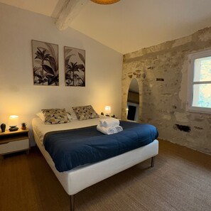 Iron/ironing board, free WiFi, bed sheets