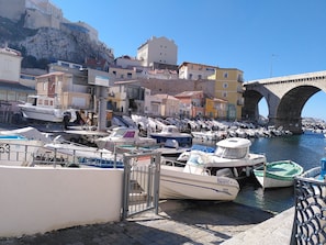 Marina - Charming house, central, quiet, private parking and metro (Long term only) (Marseille)