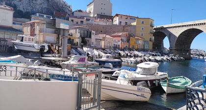 Charming house, very central, quiet, with private parking and metro access
