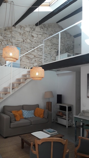 TV, DVD player, ping pong, books - Charming house, central, quiet, private parking and metro (Long term only) (Marseille)