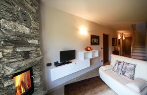 Televisión y chimenea 