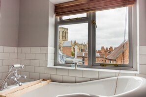 Bathtub, hair dryer, towels - 17 Blake Street - sleeps 7 guests  in 3 bedrooms (York)