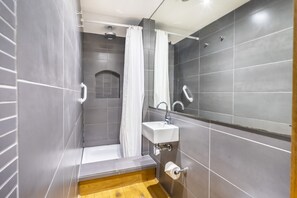 Badewanne, Haartrockner, Handtücher