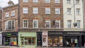 Una serie di edifici con negozi, tra cui una sala da tè e pasticcerie.