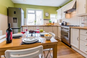 Fridge, microwave, stovetop, dishwasher - 17 Blake Street - sleeps 7 guests  in 3 bedrooms (York)