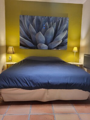 3 quartos, ferros/tábuas de passar roupa, berço de viagem