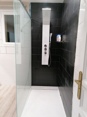 Banheira, secador de cabelo, toalhas de banho, sabonete