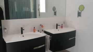 Baignoire, sĂšche-cheveux, serviettes fournies, savon