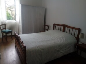 3 bedrooms, iron/ironing board, bed sheets