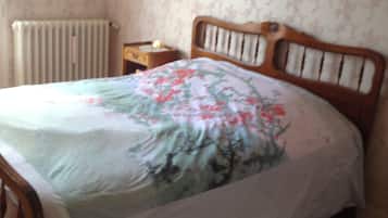 3 makuuhuonetta, silitysrauta/-lauta, vuodevaatteet