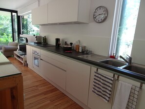 Fridge, microwave, oven, stovetop - Architect villa near the ocean in Grayan and the hospital (Grayan-Et-L'hôpital)