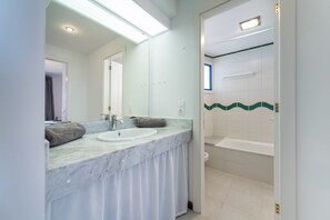 Combined shower/tub, hair dryer, bidet, towels
