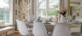 Gorgeous Cottage sleeps 10 + cot. Pet  friendly,  Luxury Hot Tub & Parking