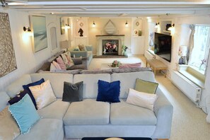 Smart-TV, Kamin, DVD-Player, Bücher