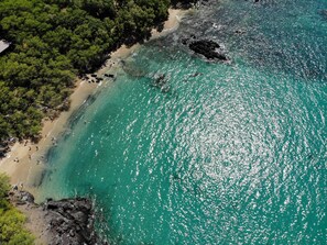 On the beach, sun-loungers, beach towels - Heavenly Waters - Oceanside Private Getaway Of Your Dreams Near Beach 69, Puako (Puako)