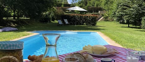 Una piscina al aire libre