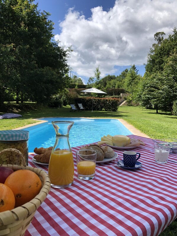 Una piscina al aire libre