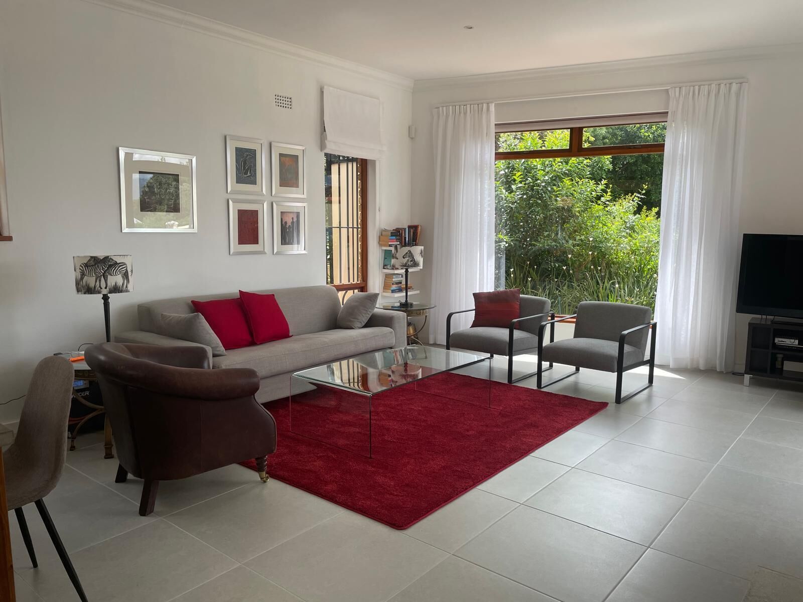 Een smart-tv, een open haard en een stereo