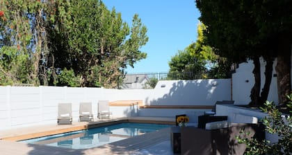 Lugar tranquilo arriba Somerset West, 4 dormitorios, 4 baños, amplio jardín, gran piscina