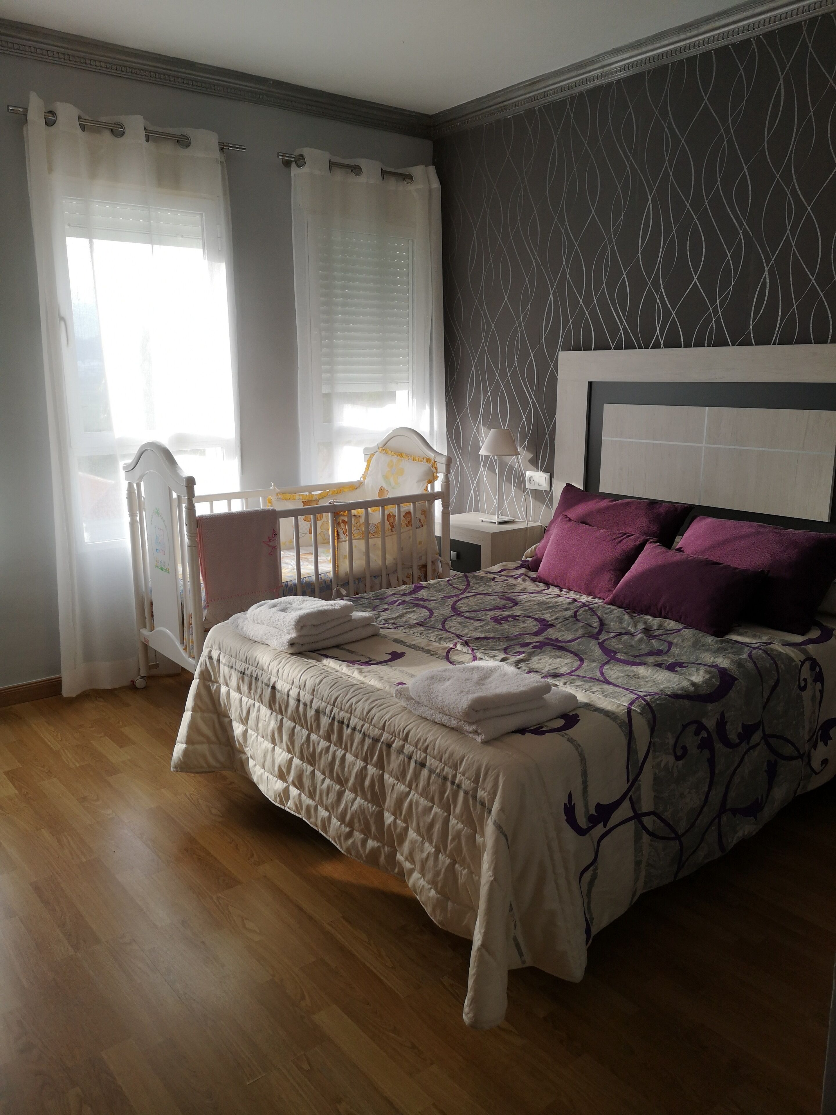 3 chambres, coffres-forts dans les chambres, bureau