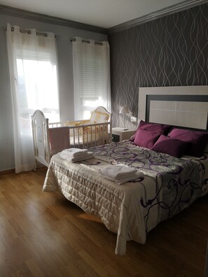 3 عدّة غرف نوم وخزنة داخل الغرفة ومكتب ومكواة/لوح كي