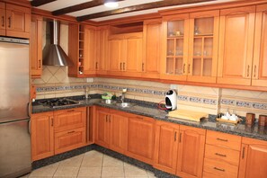 ثلاجة، ميكروويف، فرن، موقد طهي مسطح