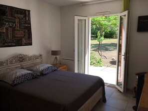 4 bedrooms, iron/ironing board, WiFi, bed sheets