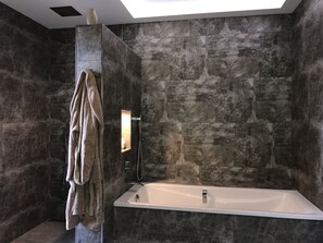 シャワー付き浴槽、ヘアドライヤー、タオル、石鹸