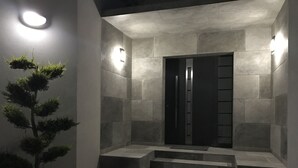 Exterior detail - MODERN VILLA IN PROVENCE: INFINITY POOL - AVIGNON/ NIMES (Saze)