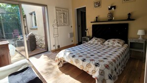 A bedroom with a bed, a wooden floor, a map on the wall, and a window. - The house patio of Velleron (Velleron)