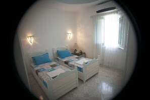 3 bedrooms, iron/ironing board, free WiFi, bed sheets - Tomoko & Salah. Rafraf Beach (rafraf)