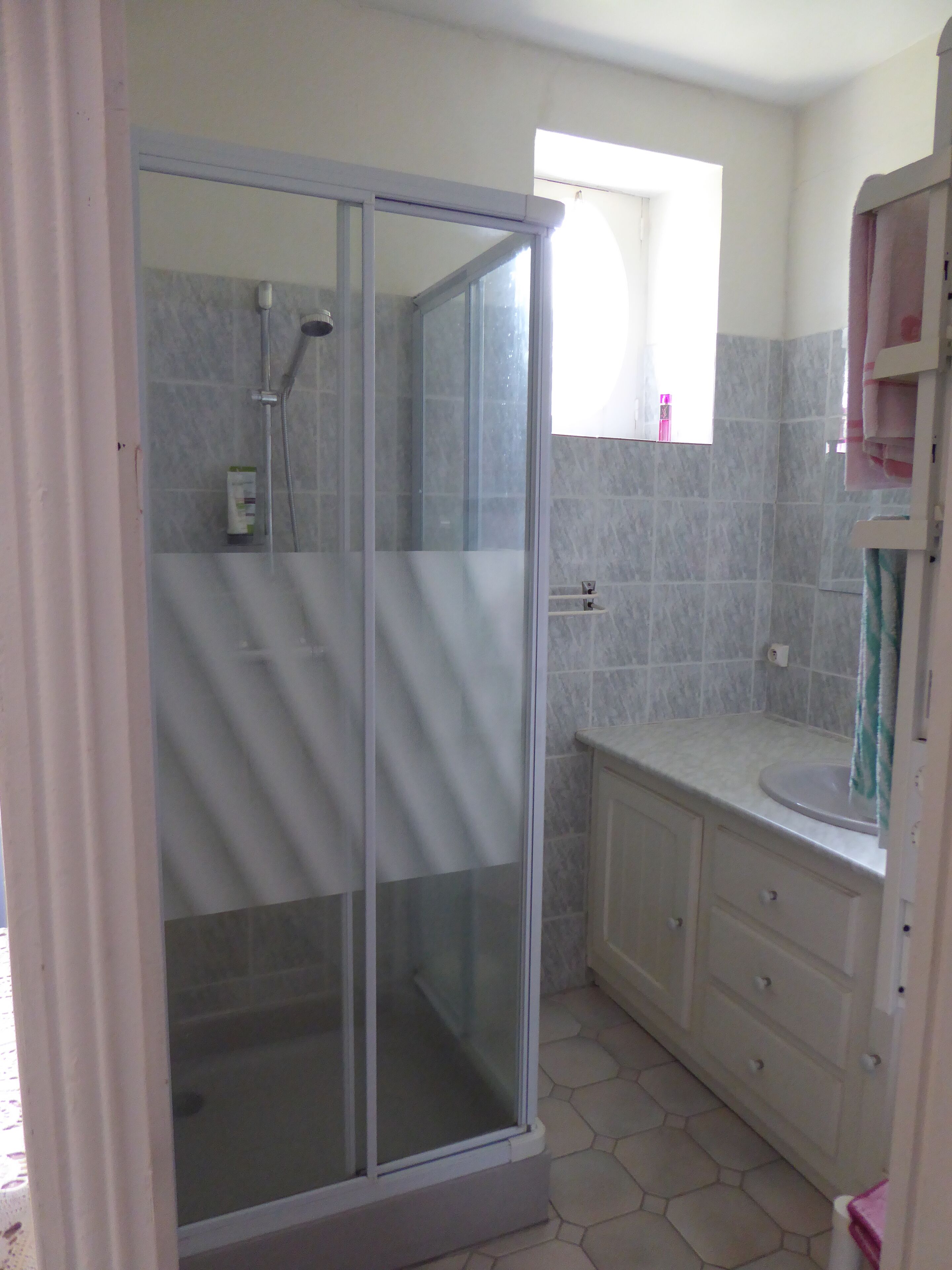 Ducha, artículos de tocador gratuitos, secador de pelo, toallas