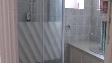 Ducha, artículos de tocador gratuitos, secador de pelo, toallas