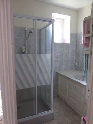 Dusche, kostenlose Toilettenartikel, Haartrockner, Handtücher