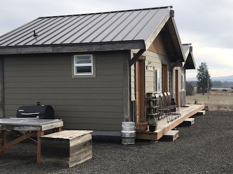 Outdoor dining. Dark Sky Double Mountain View Retreat