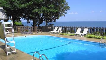 Una piscina al aire libre, una piscina climatizada