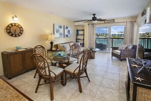 TV, books - Renovated, Comfortable New Mattresses, Excellent Location to Water! (St. Thomas)