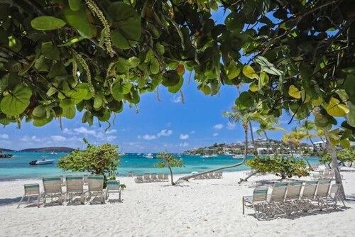 Renoviert, Charming Beachside Escape II, 2 Zim. Auf dem Wasser!