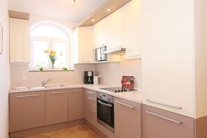 ثلاجة، ميكروويف، فرن، موقد طهي مسطح