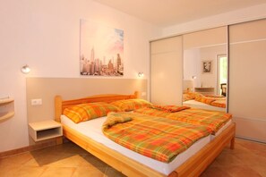 2 bedrooms, in-room safe, iron/ironing board, WiFi - in Mozart you can enjoy Mediterranean flair and a pleasant indoor climate (Porec)