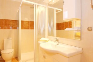 Shower, hair dryer, towels, shampoo