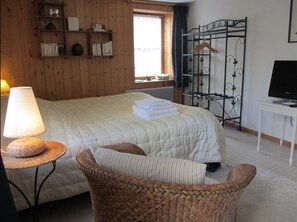 3 quartos, ferros/tábuas de passar roupa, berço de viagem