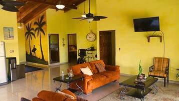 Una televisión, un reproductor de DVD