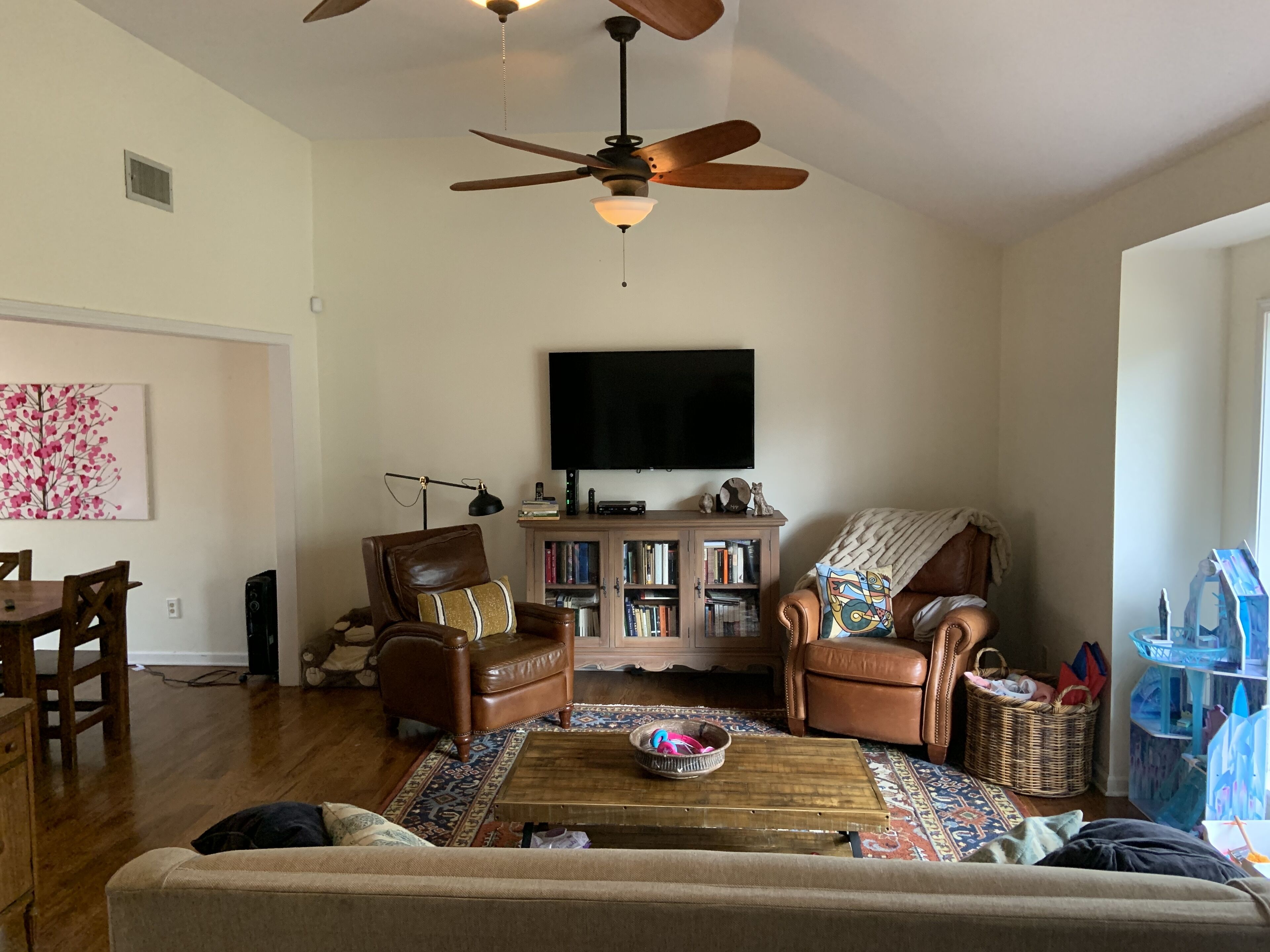 Short distance to campus and square!