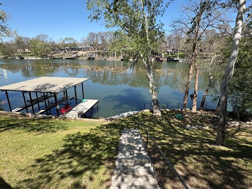 Lakefront Getaway / Fishing / Kayaks / Fast WiFi