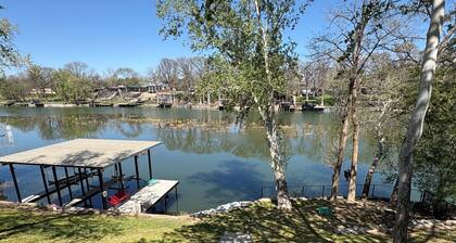 Lakefront Getaway / Fishing / Kayaks / Fast WiFi