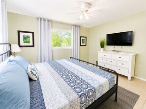 2 bedrooms, blackout curtains, iron/ironing board, travel cot - Lakefront Getaway with Kayaks, Fishing & King Bed (Seguin)