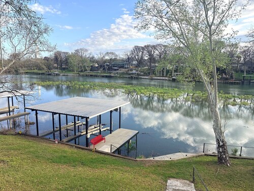 Lakefront Getaway / Fishing / Kayaks / King Bed